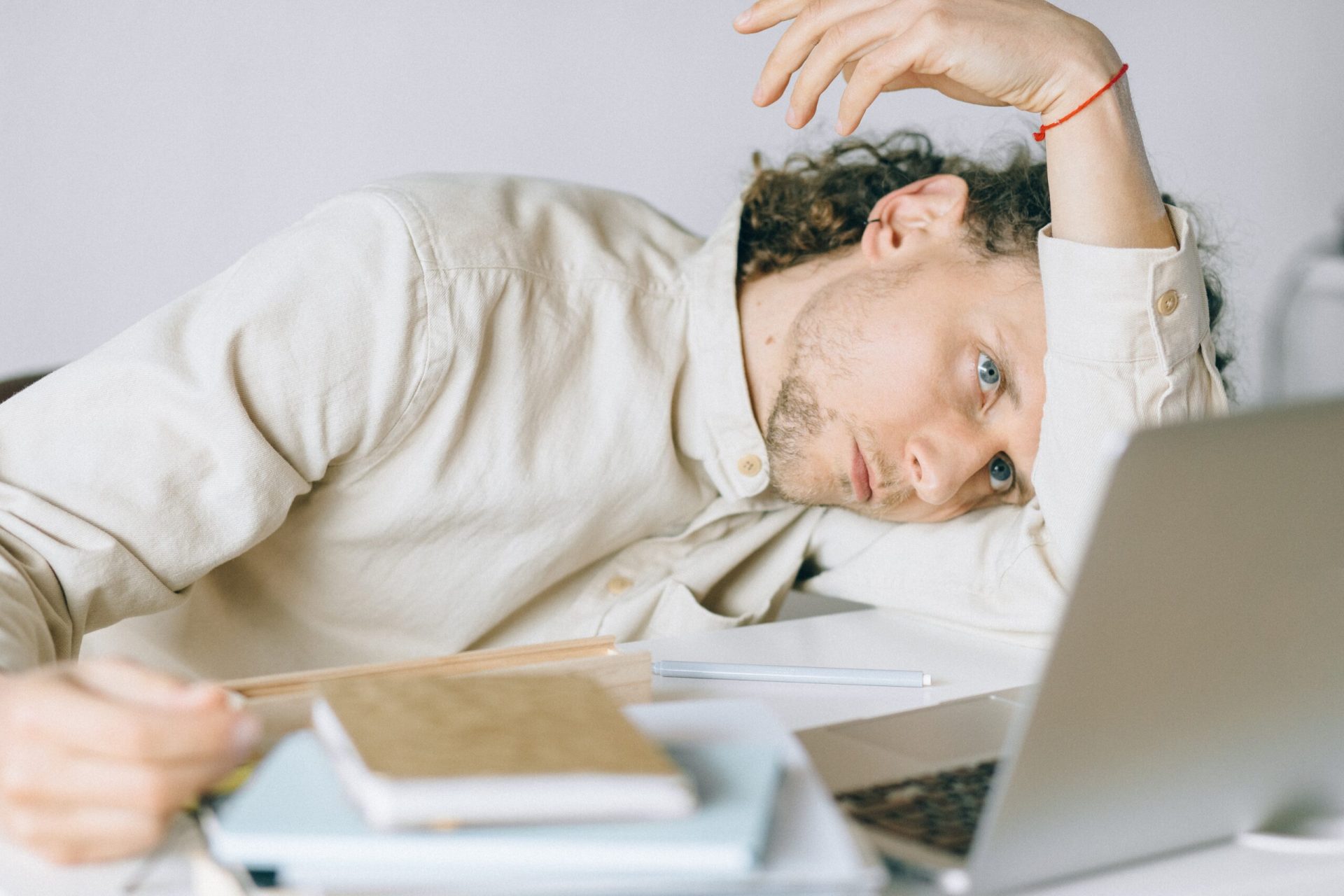 Sleep deprivation at work and sickness absence